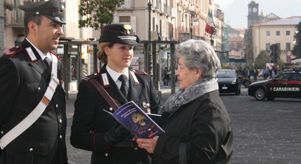 Non rispondeva ai vicini di casa: anziana napoletana salvata dai carabinieri