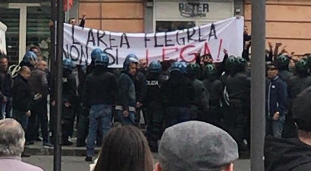 Domenica di tensione a Pozzuoli: manifestanti della Lega messi in fuga dai centri sociali