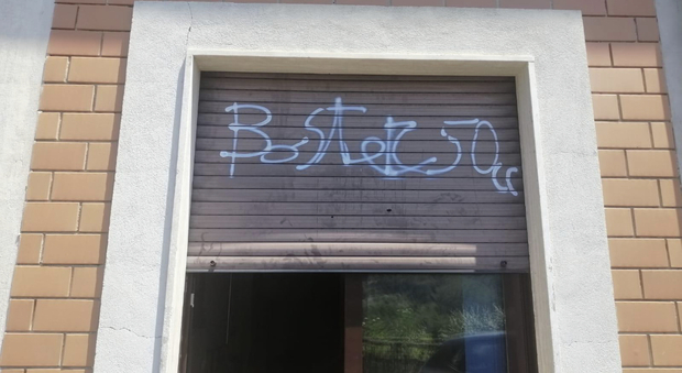 Camerota, vandali in azione imbrattato l'edificio scolastico