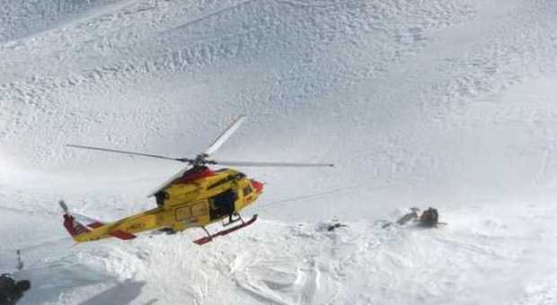 Bloccato nella neve in quota, chiede aiuto per 3 ore: salvato dall'elicottero Si perde sul Maggio, soccorso in quad