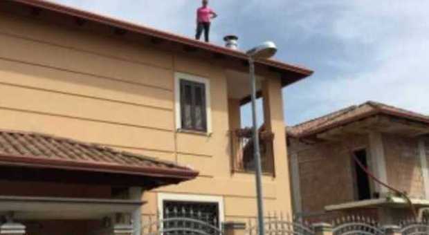 Giugliano. Abbattimento di una villetta: la proprietaria si oppone e sale sul tetto | Video