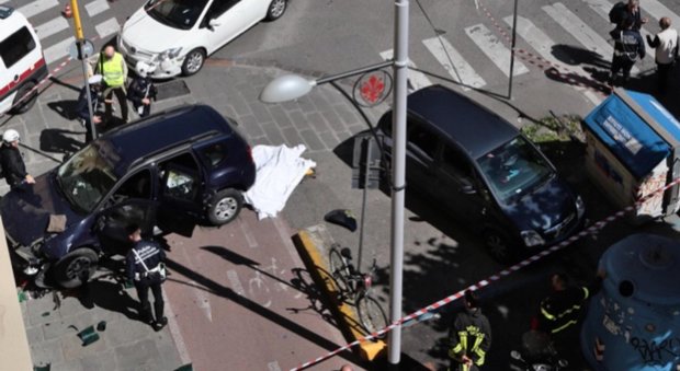 Firenze, auto travolge passanti sul marciapiede: una donna morta, ferita la figlia