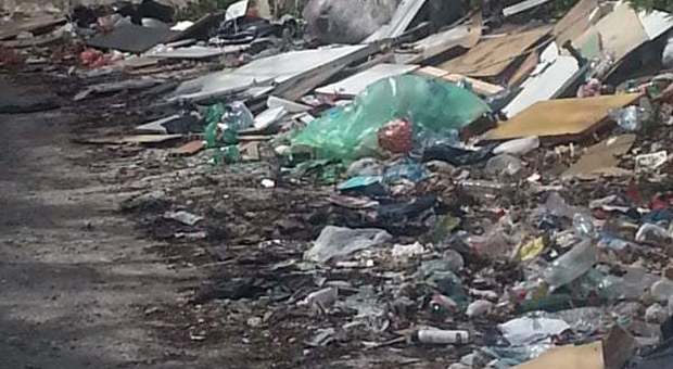 Tra Marano e Quarto maxi sversamento di rifiuti: i residenti chiamano i carabinieri