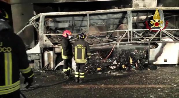 Il bus ungherese bruciato dopo lo schianto contro il pilone dell'A4