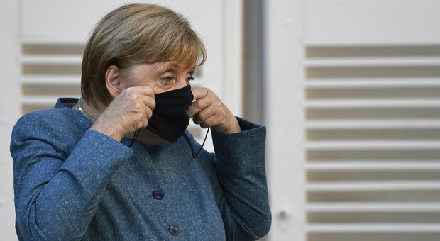 Covid, Merkel lancia multa da 50 euro per chi non indossa la mascherina in Germania