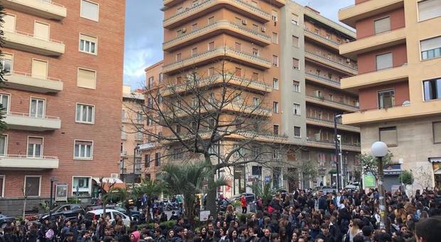 Bagni inagibili, lavori interminabili: studenti del liceo Umberto I di Napoli in protesta