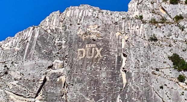 Scritta “Dux" incisa sulla roccia: il sindaco la ripulisce e finisce sotto accusa