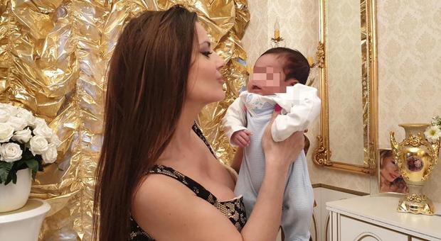 Anna Fusco, nonna più sexy d'Italia: «Ma non possiamo battezzare il bimbo»