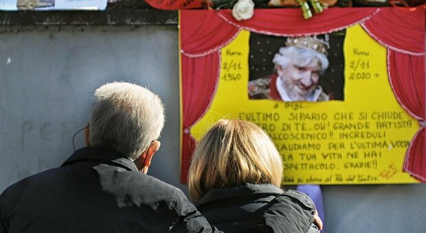 Gigi Proietti, il virus rovina i funerali: oggi niente bagno di folla ma solo diretta tv