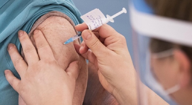 Covid, l'uomo di 62 anni che si è vaccinato 217 volte per «motivi personali»: nessun effetto collaterale