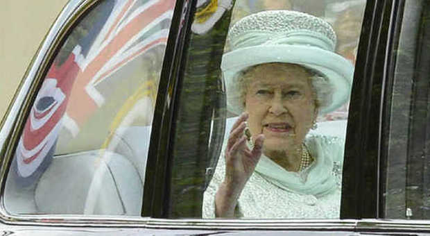 La Regina Elisabetta a bordo della sua auto saluta i sudditi