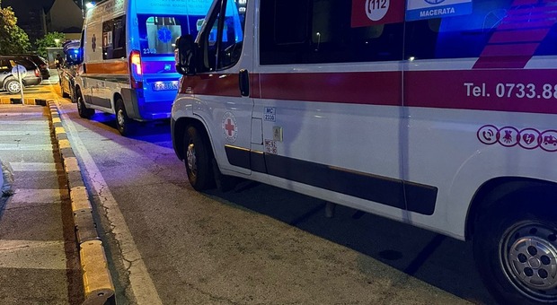 Gelosia per una ragazza, mezzanotte di fuoco a Civitanova: due giovanissimi si picchiano a sangue in strada