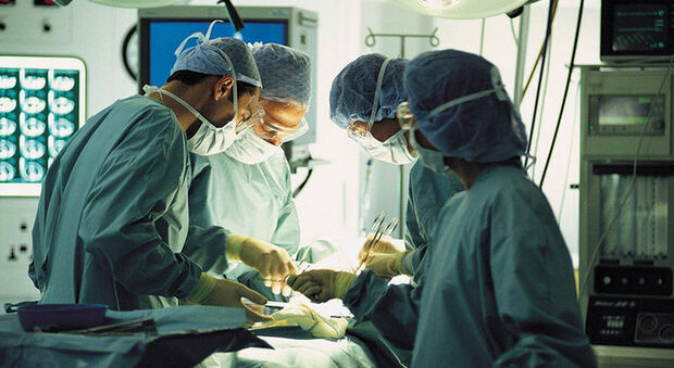 Doveva essere operato di appendicite, ma i medici si sbagliano e gli rimuovono una parte del colon