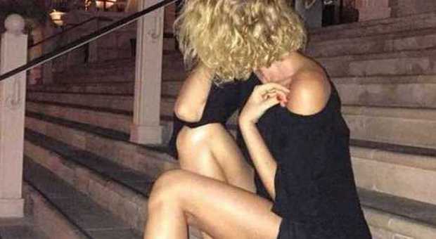 Alessia Marcuzzi hot in vacanza: scalza e a gambe nude su Instagram