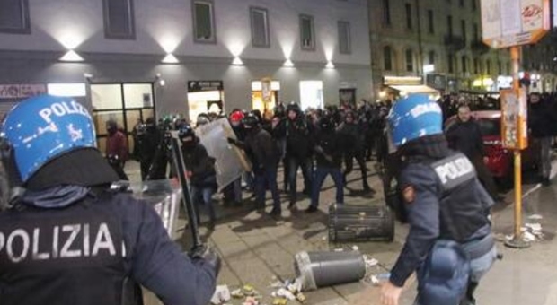 Anarchici devastano Milano, undici denunciati: danneggiati negozi, vetrine e automobili. Sei agenti feriti