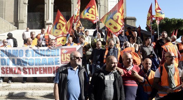 Roma, protesta dei lavoratori di appalti dell'Atac: «Siamo stanchi di lavorare senza stipendio»