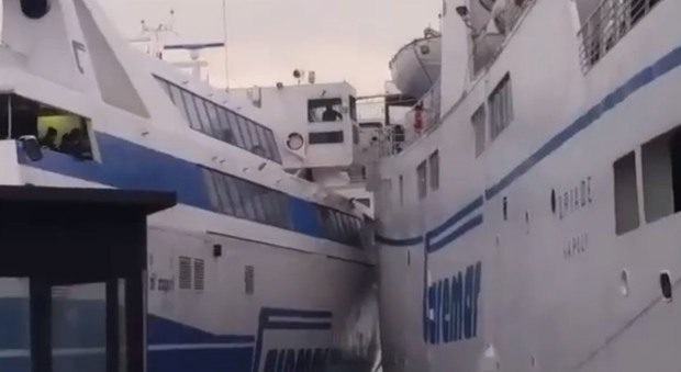 Mare mosso, collisione fra traghetti nel porto di Napoli