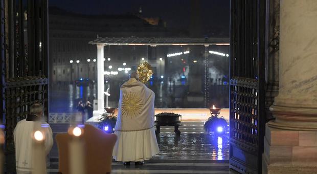 Papa Francesco al mondo: «Ridisegnamo la nostra vita, siamo tutti sulla stessa barca»