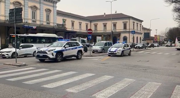 La polizia locale in stazione a Udine