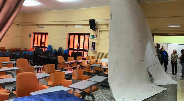 Paura a scuola, parte del soffitto viene giù: nessun ferito, istituto chiuso fino al 29