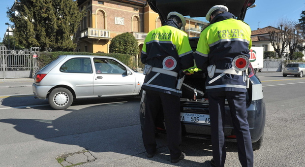 La polizia locale di Treviso durante un controllo