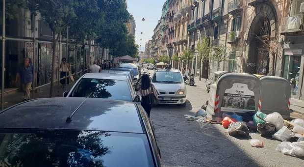 Napoli, commercianti di via Duomo sulle barricate: protesta in strada con i rifiuti