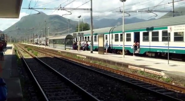 Treno Napoli-Cosenza fermo due ore per una donna con tosse sospetta a bordo