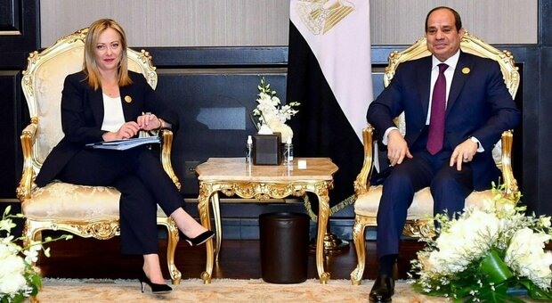 Meloni a Sharm per Cop27: al vertice sul clima la stretta di mano con il presidente egiziano Al Sisi