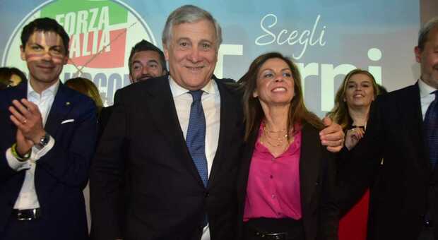 Terni, il ministro degli Esteri Antonio Tajani annuncia: «Benedetta Salvati entra in Forza Italia». Cambio di casacca per la fedelissima del sindaco Latini