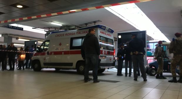 Napoli, choc alla stazione centrale: uomo perde sangue e muore davanti a tutti