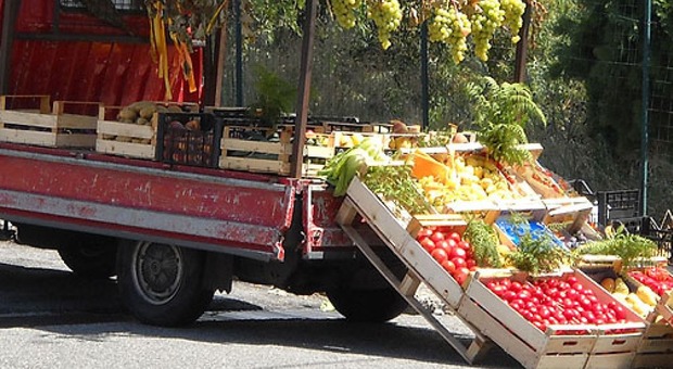 Compra frutta e lo rapinano di 10 euro trascinandolo col furgone