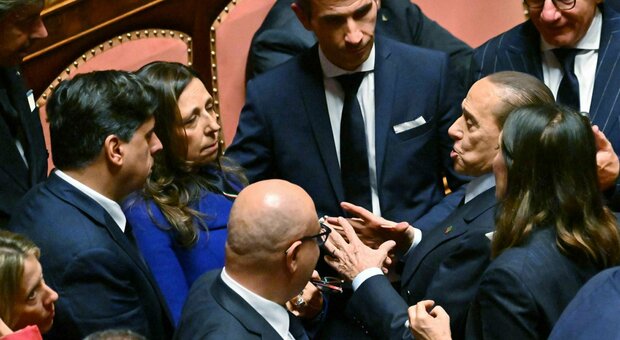 Berlusconi alle consultazioni da solo? La difficile giornata di FI: dal veto su Ronzulli al «vaffa» a La Russa