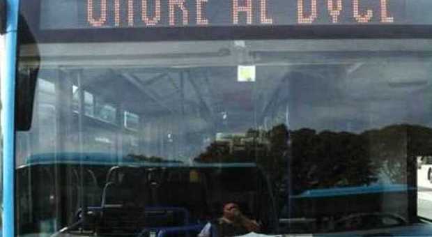 Sul bus appare la scritta «Onore al Duce» L'Atac apre un'inchiesta