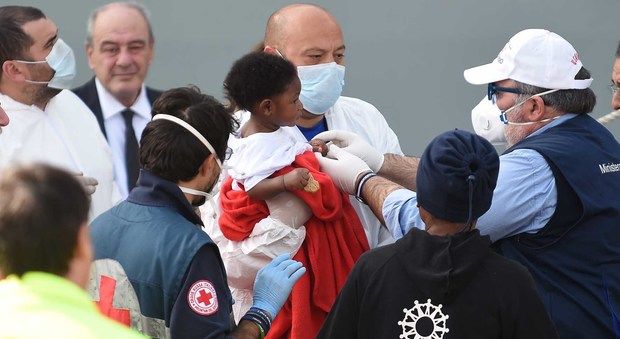 Sbarco migranti a Salerno, 26 morti la Lega insorge: «Sangue sulla coscienza dei buonisti»