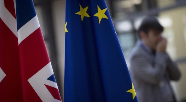 È finita dopo oltre 5 ore la riunione del governo britannico convocata dalla premier Theresa May per cercare di ottenere il via libera dei ministri alla bozza d'intesa sulla Brexit definita ieri a Bruxelles. Si attende un annuncio da parte di May.