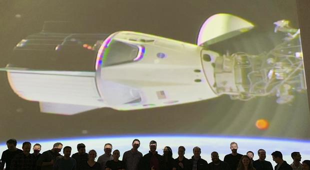 Crew Dragon, riparte la corsa alla Luna: la capsula della SpaceX di Elon Musk ha agganciato la Iss