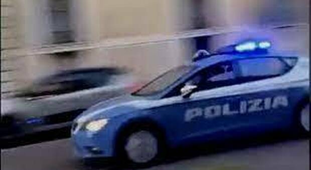 Napoli, ladro d'auto in fuga sperona una Volante: preso