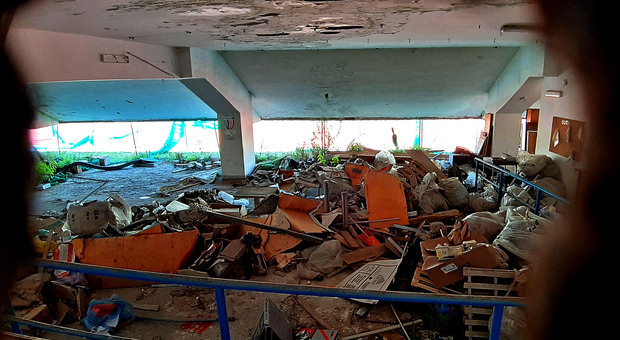 Napoli, la vergogna dello stadio Collana: c'è una discarica sotto la tribuna