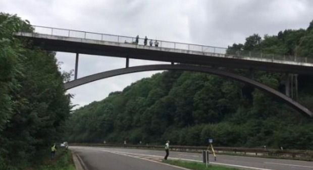 Germania, si suicida lanciandosi da un ponte ma finisce su un'auto: morto l'uomo alla guida