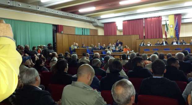Sant'Antimo, Consiglio comunale sciolto dal Viminale: «Intrecci criminali e condizionamenti»