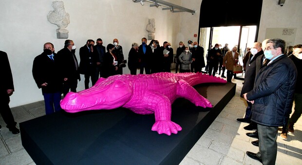 Il grande coccodrillo rosa posto all'ingresso della mostra di palazzo Roncale
