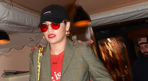 Rita Ora, la popstar sorpresa a Roma tra selfie, tartufi e paparazzi