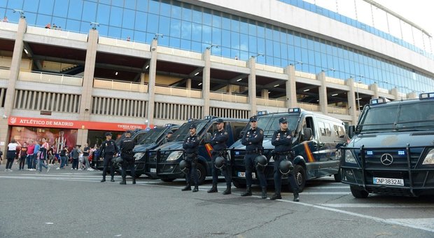Atletico-Leicester, scontri a Plaza Mayor: feriti. I tifosi inglesi: «Gibilterra è nostra»