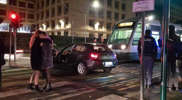 Roma, auto esce di strada e si ferma in mezzo alle rotaie mentre arriva il tram