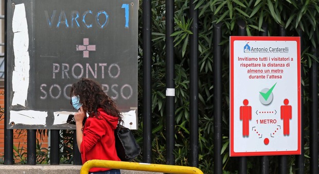 Covid in Campania, ospedali pieni: sospesi i ricoveri programmati nelle strutture dell'Asl Napoli 1