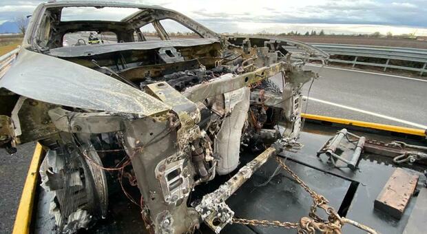 La carrozzeria dell'automobile devastata dalle fiamme