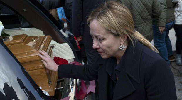 Giorgia Meloni commossa ai funerali di Nicoletta Golisano, l'amica uccisa nella sparatoria di Roma