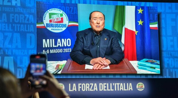 Berlusconi abdica, ma in favore di se stesso: obiettivo il 15% alle Europee (con la triarchia ad aiutarlo)