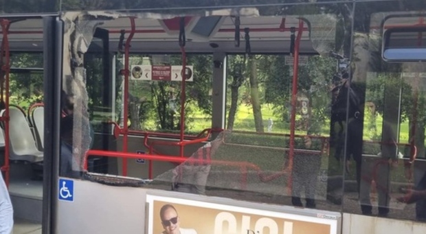 Roma, bus Atac distrutto dai tifosi del Bayer. L'assessore: «Individuare i responsabili: devono pagare i danni»