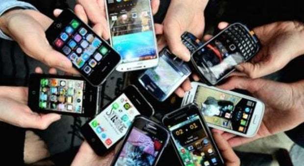 Malati di smartphone: un utente su quattro lo usa sette ore al giorno